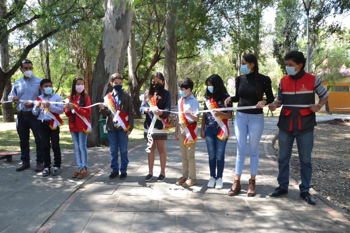 Mantenimiento de áreas verdes y de equipos de juegos y diversión en el Parque de los Changuitos
