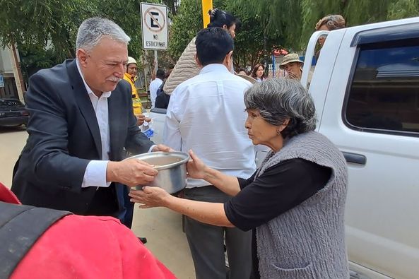 Autoridades del Concejo prepararon una olla común para los afectados y voluntarios de la inundación en la Víbora Negra