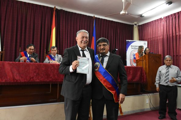 Reconocimiento al presidente del Concejo Fernando Castellanos, en mérito a su trayectoria profesional