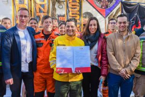 Entrega de la Ley Departamental N.° 522 de Fortalecimiento a los Bomberos Voluntarios